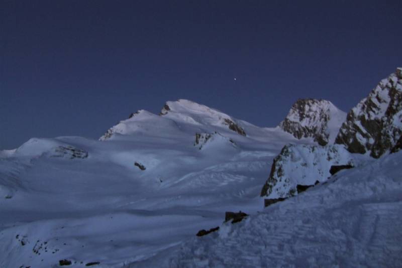 Das Ziel des Tages: Strahlhorn um 5:15. Weisser Punkt ist kein