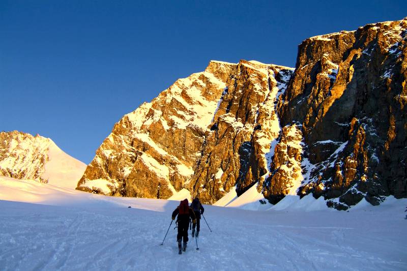 Aus Schatten in die Sonne. Im Morgenlicht strahlen die Felsen des