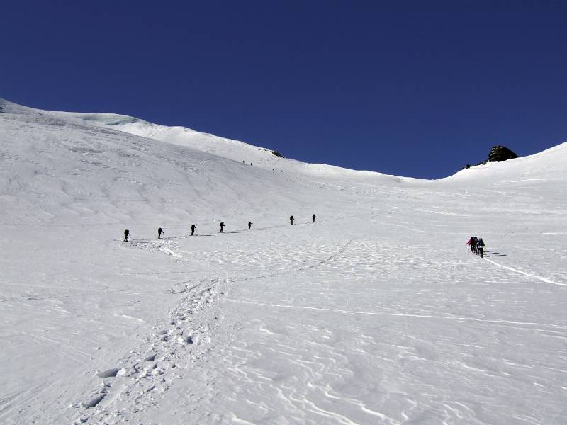 Mehrere Gruppen gehen Richtung Adlerpass