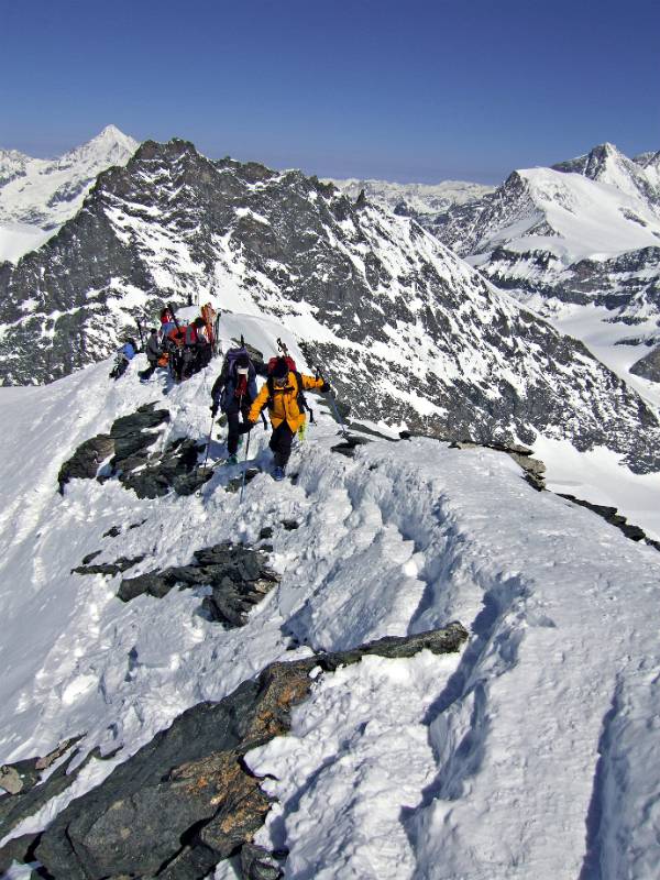 Auf dem Grat kurz vor dem Gipfel; Rimpfischhorn im Hintergrund und