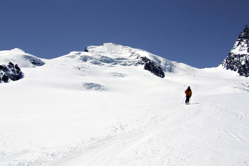 Abfahrt mit Strahlhorn und Adlerpass im Hintergrund