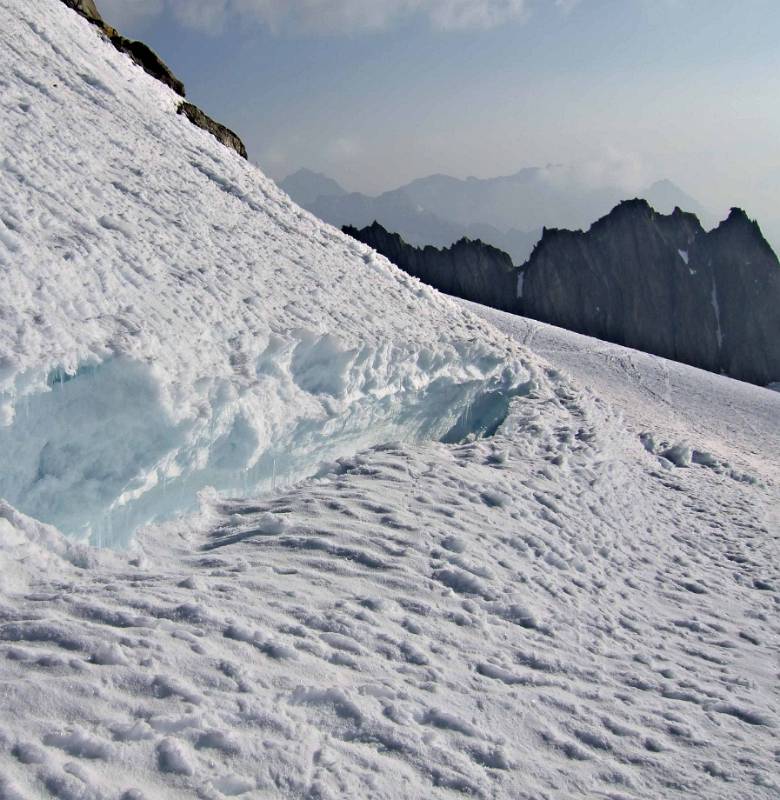 Bergschrund am Fuss des Grats