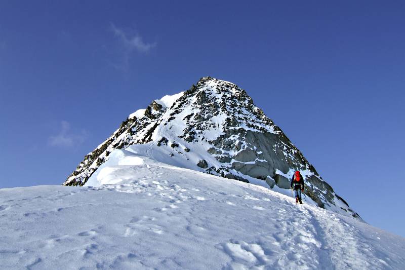 Gipfelturm von Galenstock vorne. Noch weiter weg bis zum Gipfel.