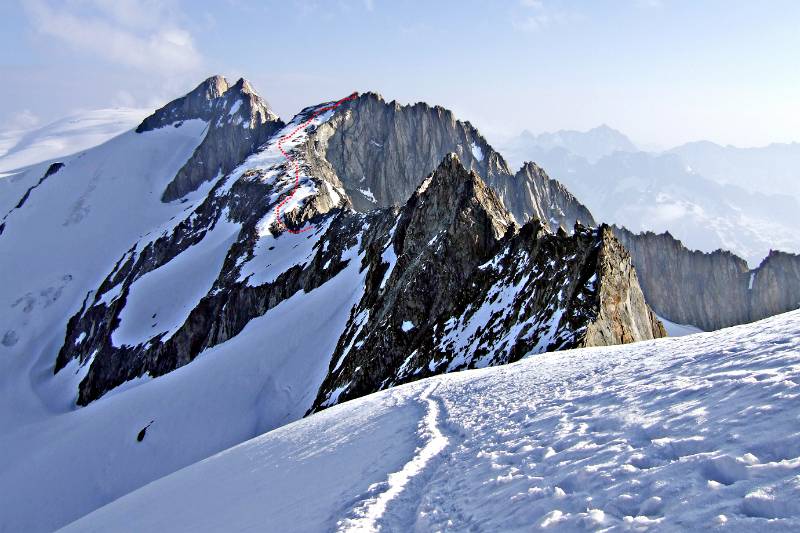 Blick zurueck entlang dem Grat zum Tiefenstock. Die Route auf Tiefenstock