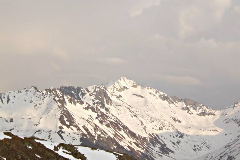 Pizzo Lucendro im abendlichen Licht von Huette aus