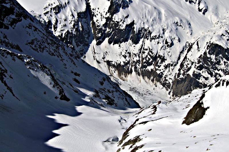 Aufstiegsroute zur Tierbergluecke. Ganz unten ist Triftgletscher zu sehen