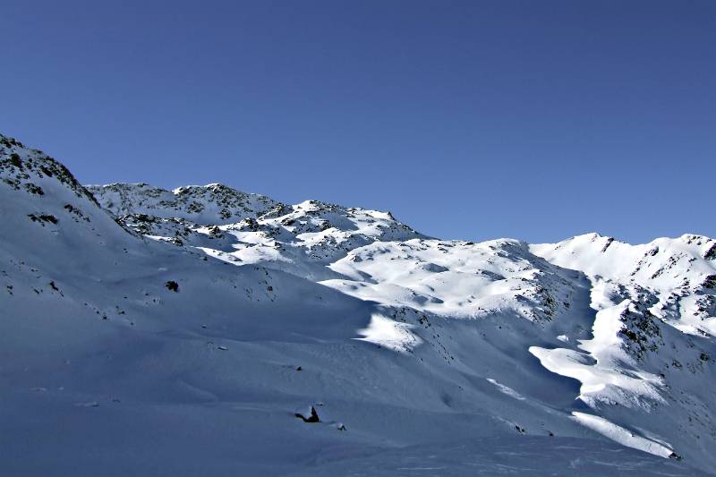 Die Route mit Gipfelgrat im Hintergrund