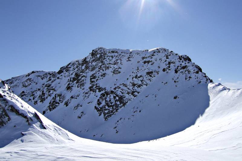 Piz Maler, Gipfelgrat und Skidepot rechts