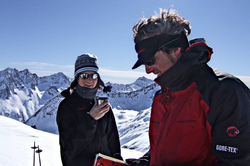 Piz Maler: Tee trinken und Gipfelbuch lesen