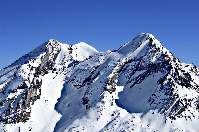 Schoene Berge von Berner Oberland. Von links nach rechts: Altels, Balmhorn,