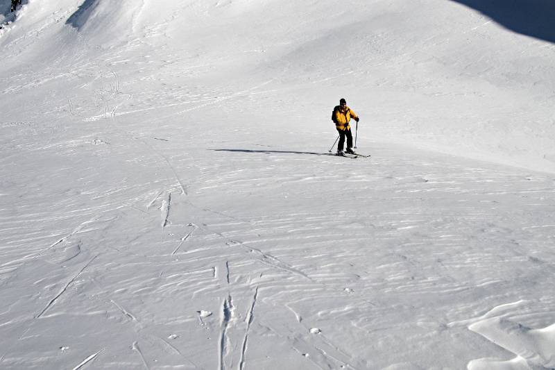 Schnee ist hart von Wind und wahrscheinich auch Regen gepresst