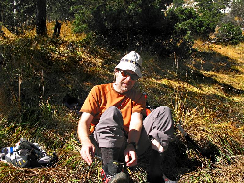 Die Kletterroute ist gemacht, nun die Schuhe wechseln und folgt die