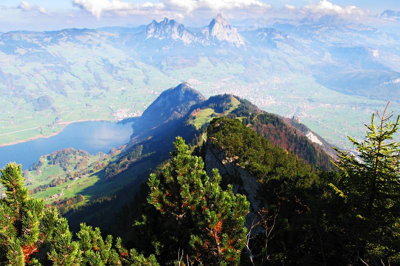 Panorama von Rigi-Hochflue mit Lauerzer See und Mythen im Hintergrund