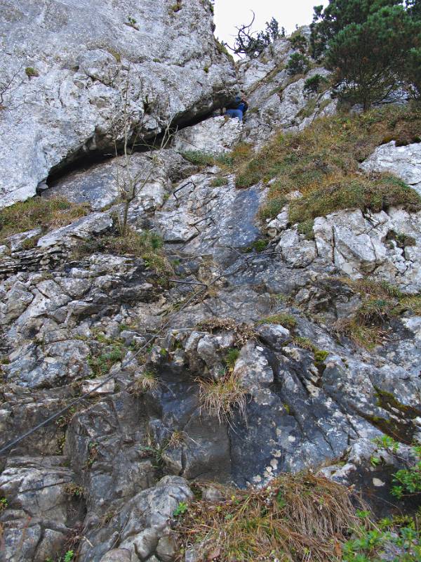 Der Wanderweg nach unten von Hochflue. Es ist die Nordseite, die