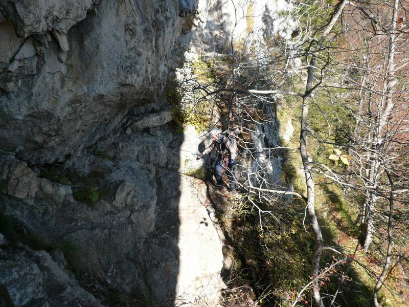 Auf der Zustiegsroute. Querung über der Nische und dann weiter 22m