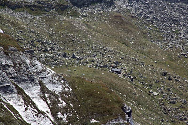 Die Binntalhütte vom Turbhorn aus (sehr stark gezoomt)