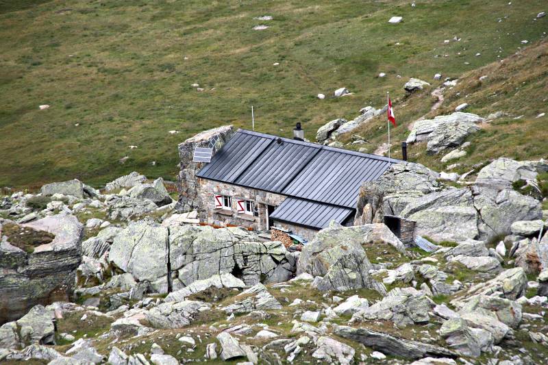 Binntalhütte zwischen riesigen Felsen