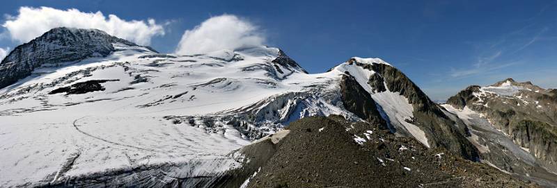 Panorama von Tierberglihütte. Von links nach rechts: Felsen von Gwächtenhorn, Mittler