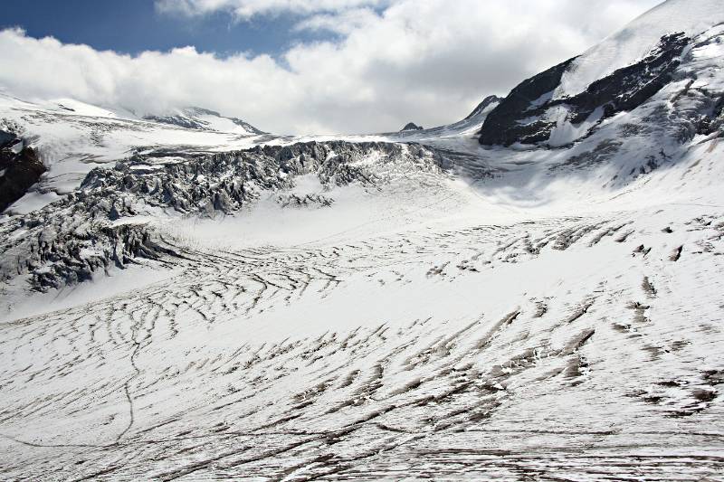 Im Winter fährt man über diesen Spalten ohne Gedanken zu machen.