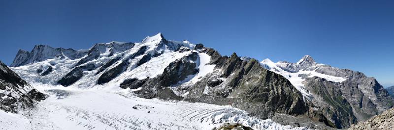 Panorama von Schreckhornhütte. Ganz links - Finsteraarhorn; in der Mitte -