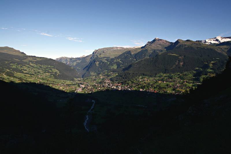 Grindelwald zwischen Sonne und Schatten