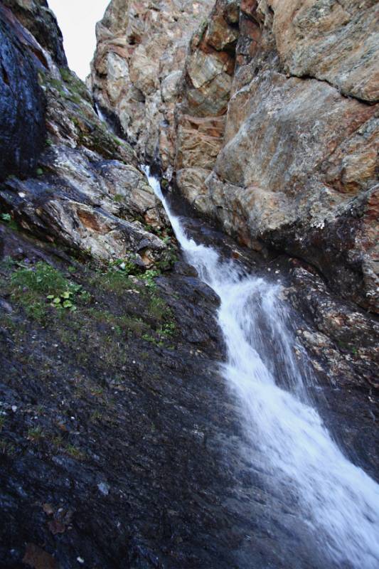 Schöner Bach läuft hinuter