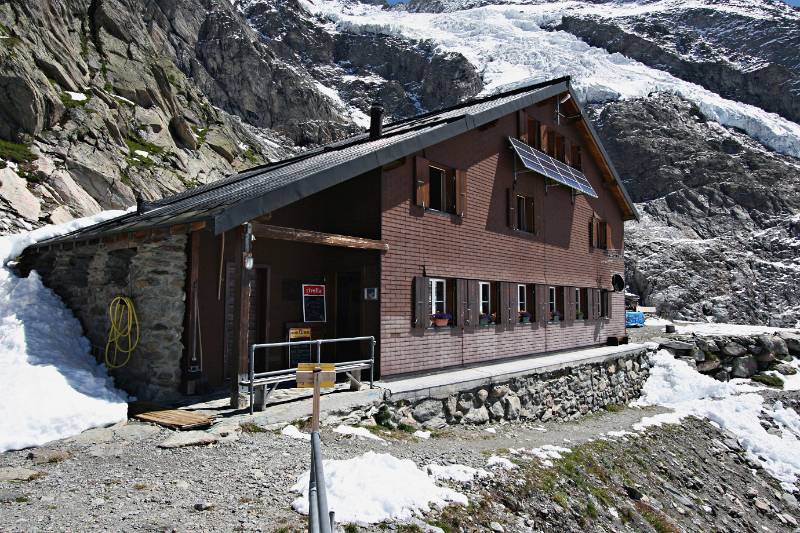 Schreckhornhütte. Schnee ist immer noch bis zum Dach