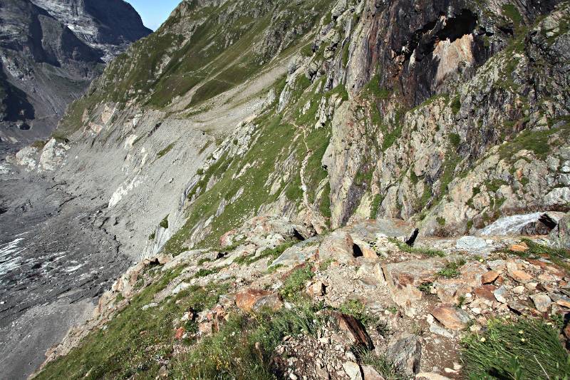 Ein Teil von Wanderweg ist zu sehen