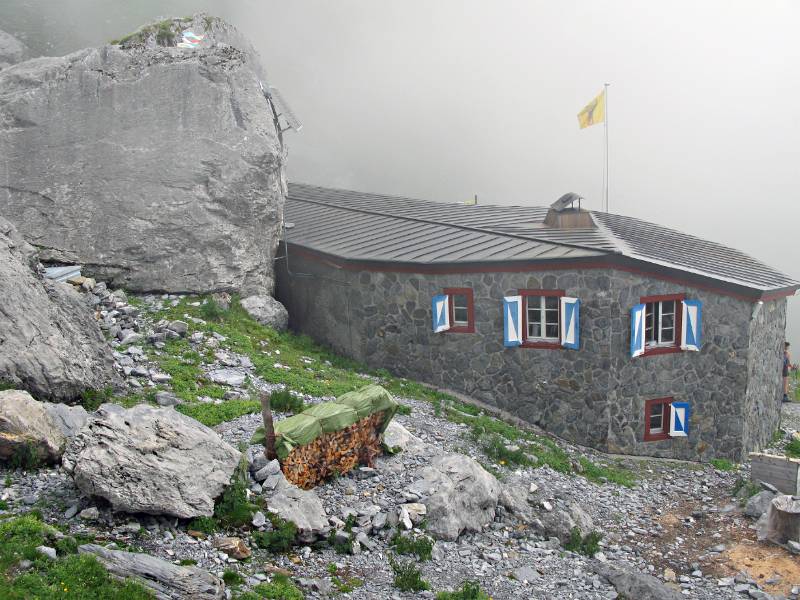 Spannorthütte zwischen riesigen Felsblöcken versteckt