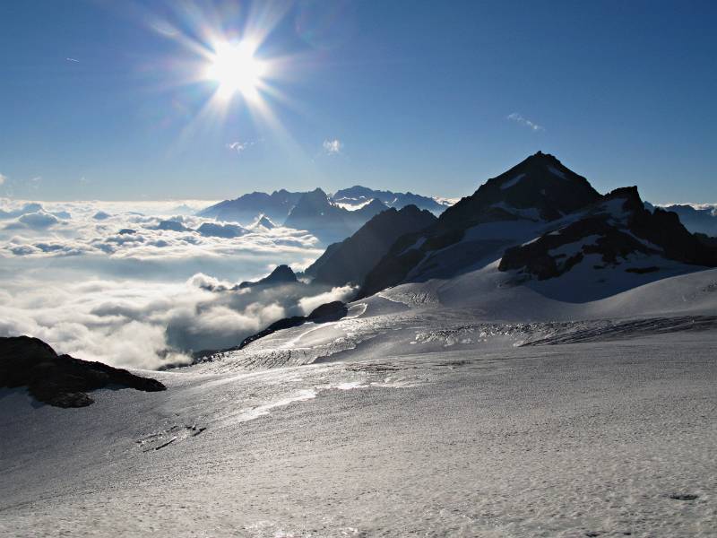 Schönes Morgenlicht mit Wolkendecke unten