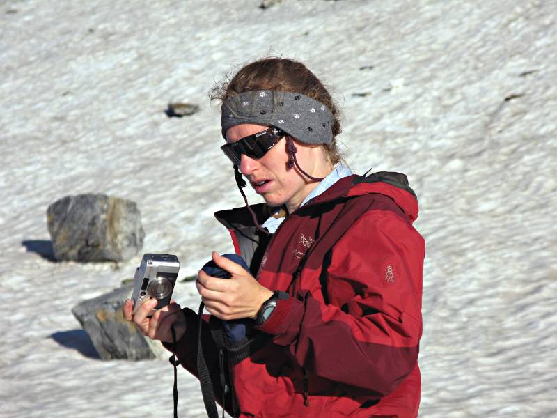 Heidi mit Fotobeschäftigung in der Pause