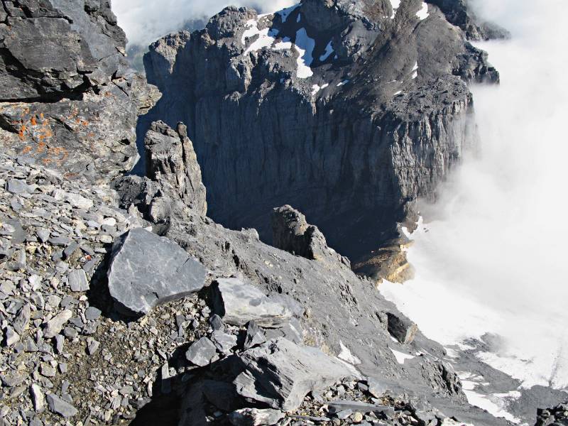 Die schwarzen Felsen ist Schlossberg und ganz unten mit gelben Streifen