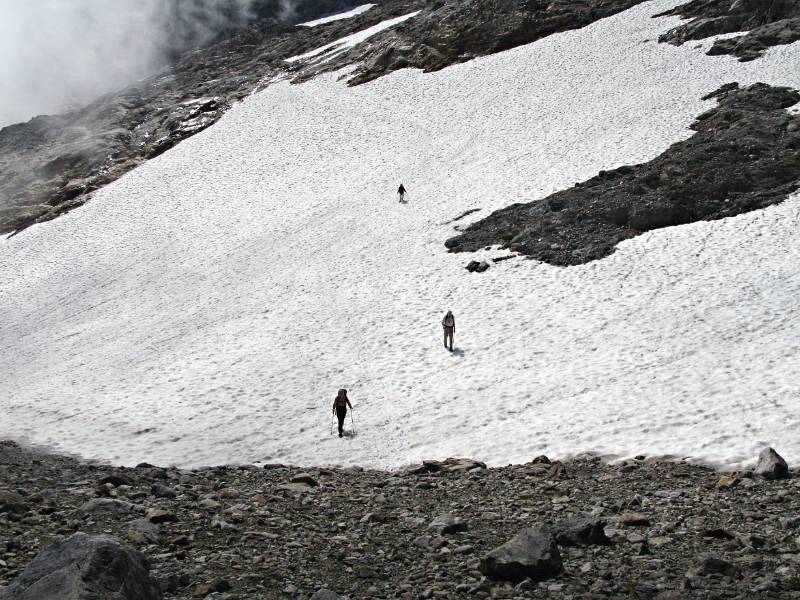 Immer wieder noch Schneefelder beim Abstieg zur Kröntenhütte