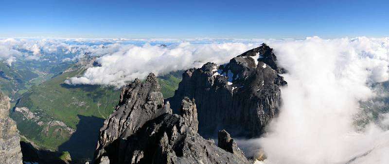 Panorama von Gr. Spannort: Engelberg, Schlossberg und viel Wolken auf der