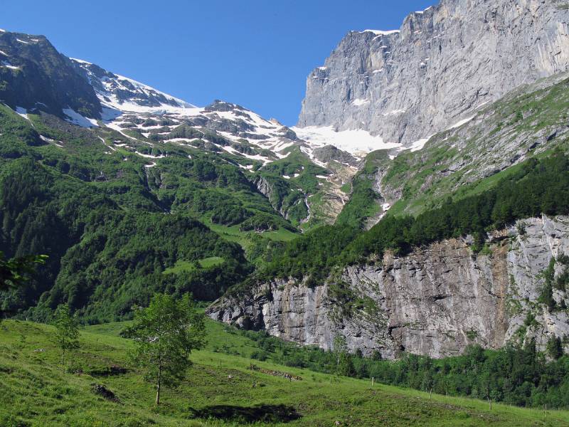 Blick auf Titlis Ostwand gegenüber und einen Teil der Skitourroute auf