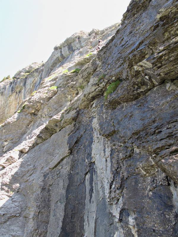 Die zweite Hälfte von Klettersteig. Aufstieg über feuchte Felsen