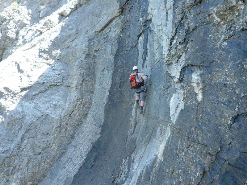 Querung über feuchte Felsen. Foto von Peter