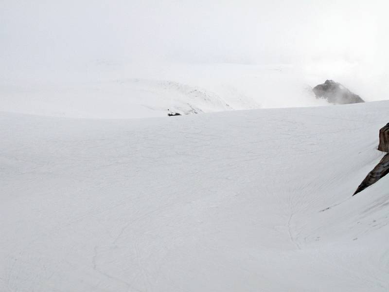 Tiefengletscher im Nebel. Es wäre erster steilerer Hang zum Aufstieg auf