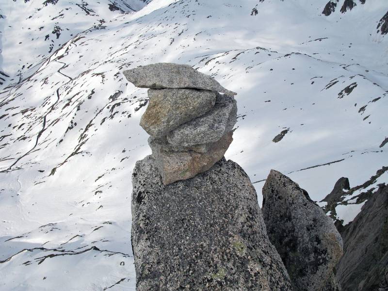 Blick vom Gipfel von Chli Bielenhorn. Unten schlingelt Furkapassstrasse seinen Weg