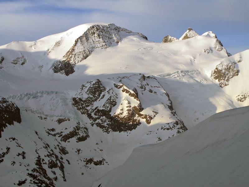 Gwächtenhorn und Tierbergs. Auch Tierberglihütte, als schwarzer Punkt auf den Felsen,