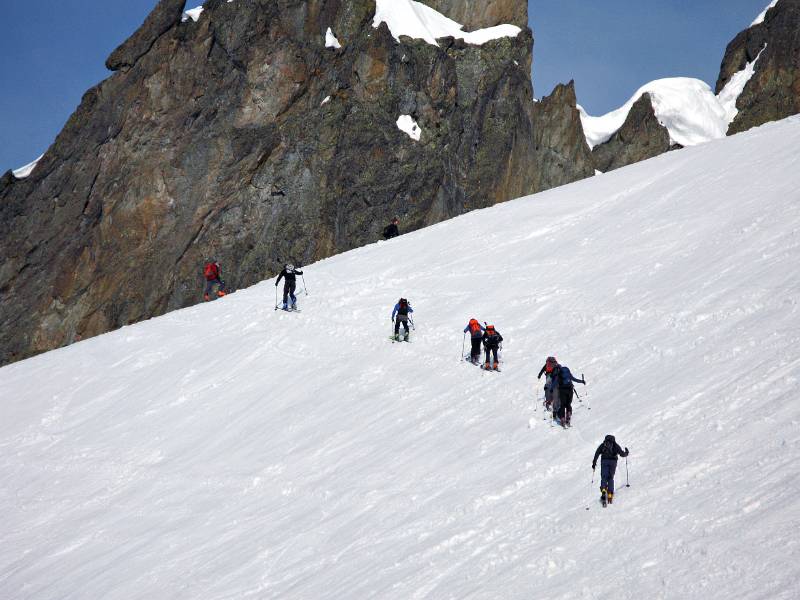 Die Kolonne von Tourenfahrer zieht Richtung Obertaljoch