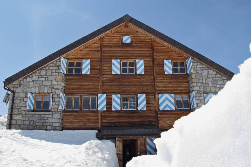 Noch sehr viel Schnee um Sustlihütte