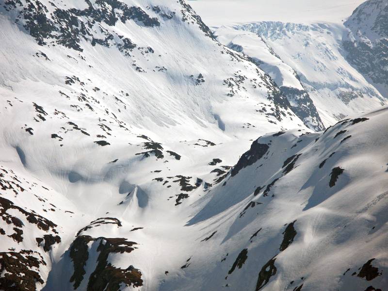 Sustenpass von Sustlihütte aus. Die Sustenpasstrasse ist noch ganz mit Schnee