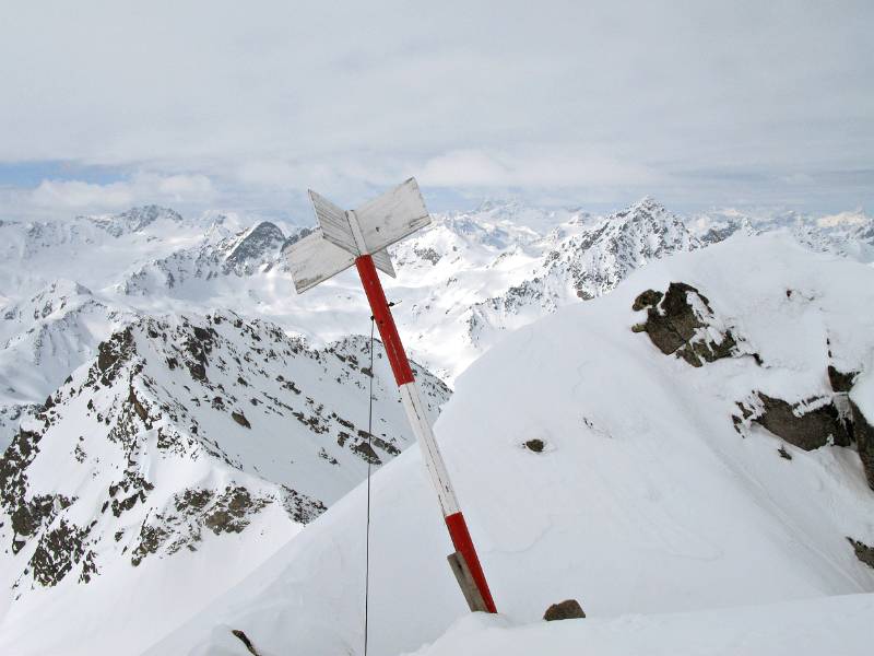 Sogar Gipfelmarkierung wegen grossen Schneemenge in Schieflage geraten