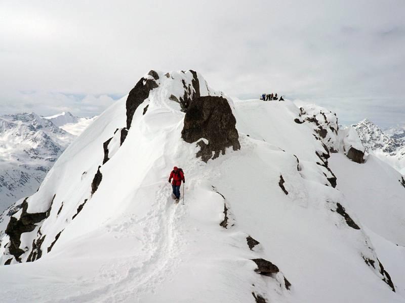 Guter Weg auf dem Grat zum Hauptgipfel. Foto von Peter