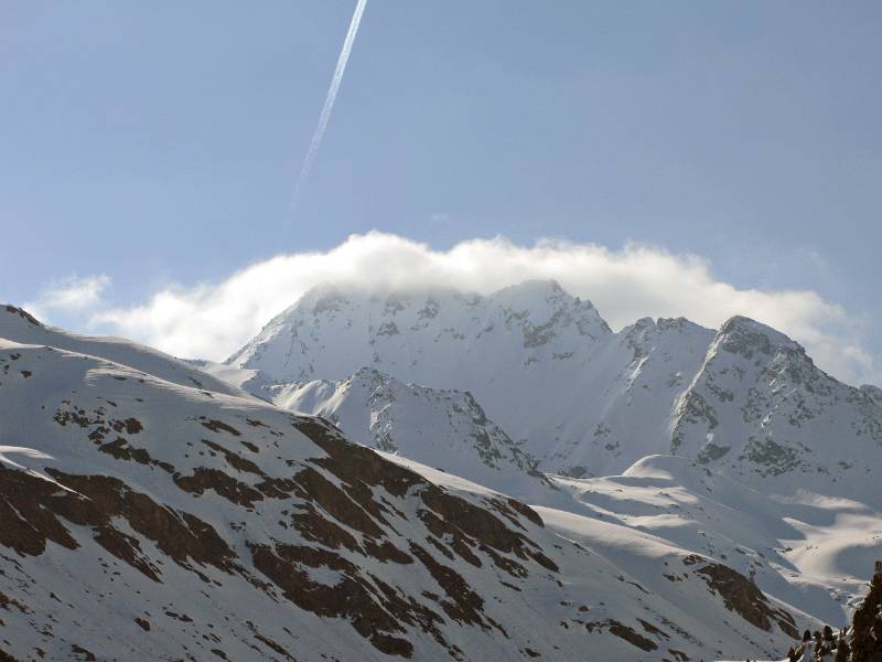 Flüela Wisshorn in der Wolke. Blick von Tschuggen, Flüelapassstrasse