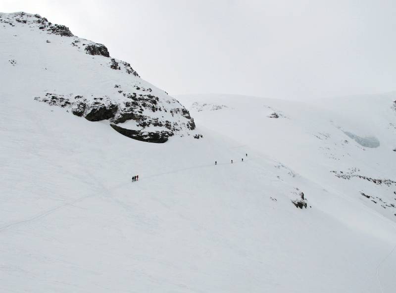 Der Weg auf dem gut gedecktem Gletscher Richtung Grossstrubel