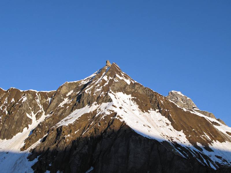 Fluebrig (2093m) um 7:08 in ersten Sonnenstrahlen