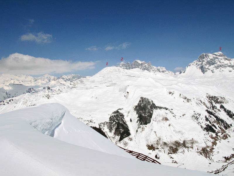 1=Chüenihorn (2413m) mit Lavinenschutzeinrichtungen; 2=Drusenfluh (2817m); 3=Sulzfluh (2817m)