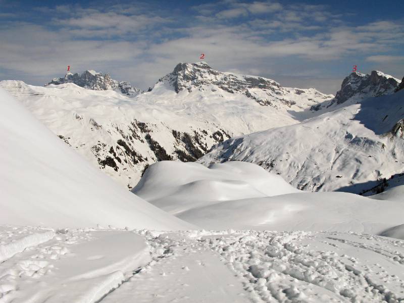 1=Drusenfluh (2827m); 2=Sulzfluh (2817m), es gibt Skitour; 3=Wiss Platte (2628m). Blick